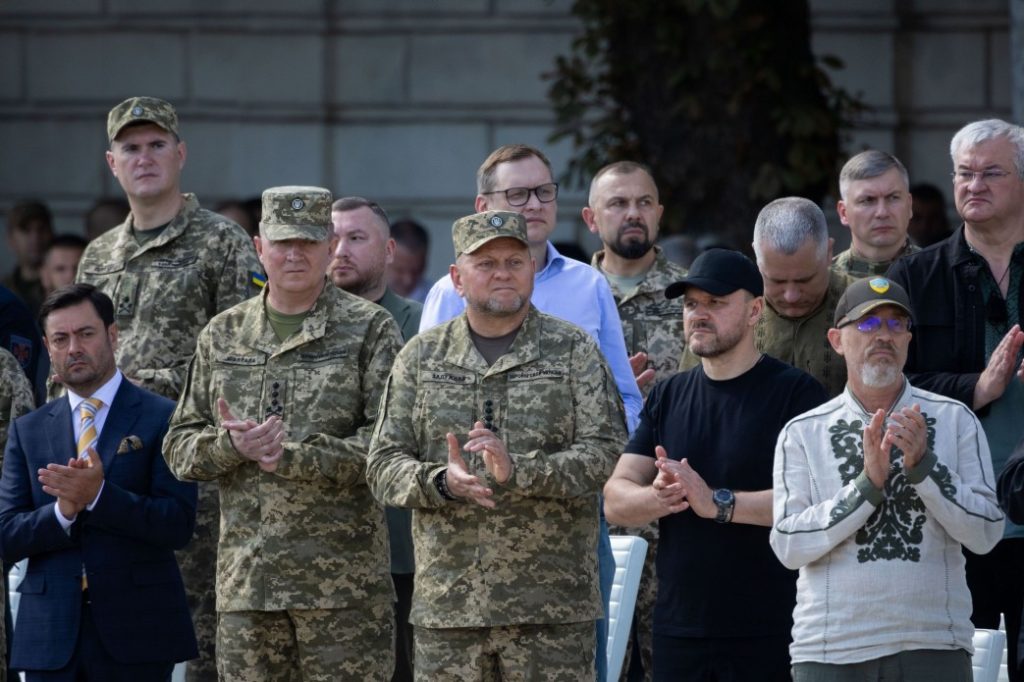 З нагоди Дня Незалежності України Володимир Зеленський вручив державні нагороди, відзнаки та бойові прапори військовим частинам (ФОТО) 39