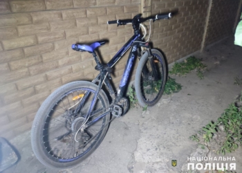 У Миколаєві пізно ввечері 14-річний велосипедист збив 4-річного хлопчика – постраждала дитина в реанімації (ФОТО)