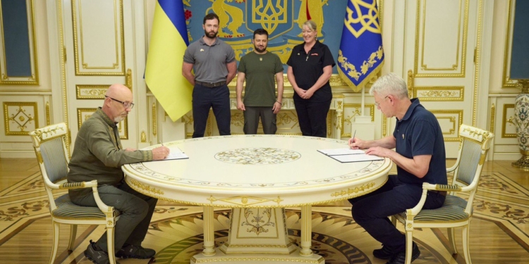 Виробництво та ремонт ОВТ в Україні: Міноборони та британська BAE Systems підписали Рамкову угоду про співпрацю (ФОТО)