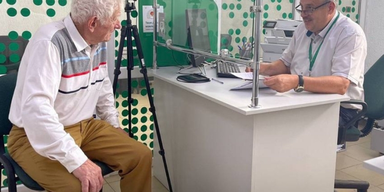 Молодість – це не вік. 91-річний байкер прийшов обміняти права на Житомирщині (ФОТО)