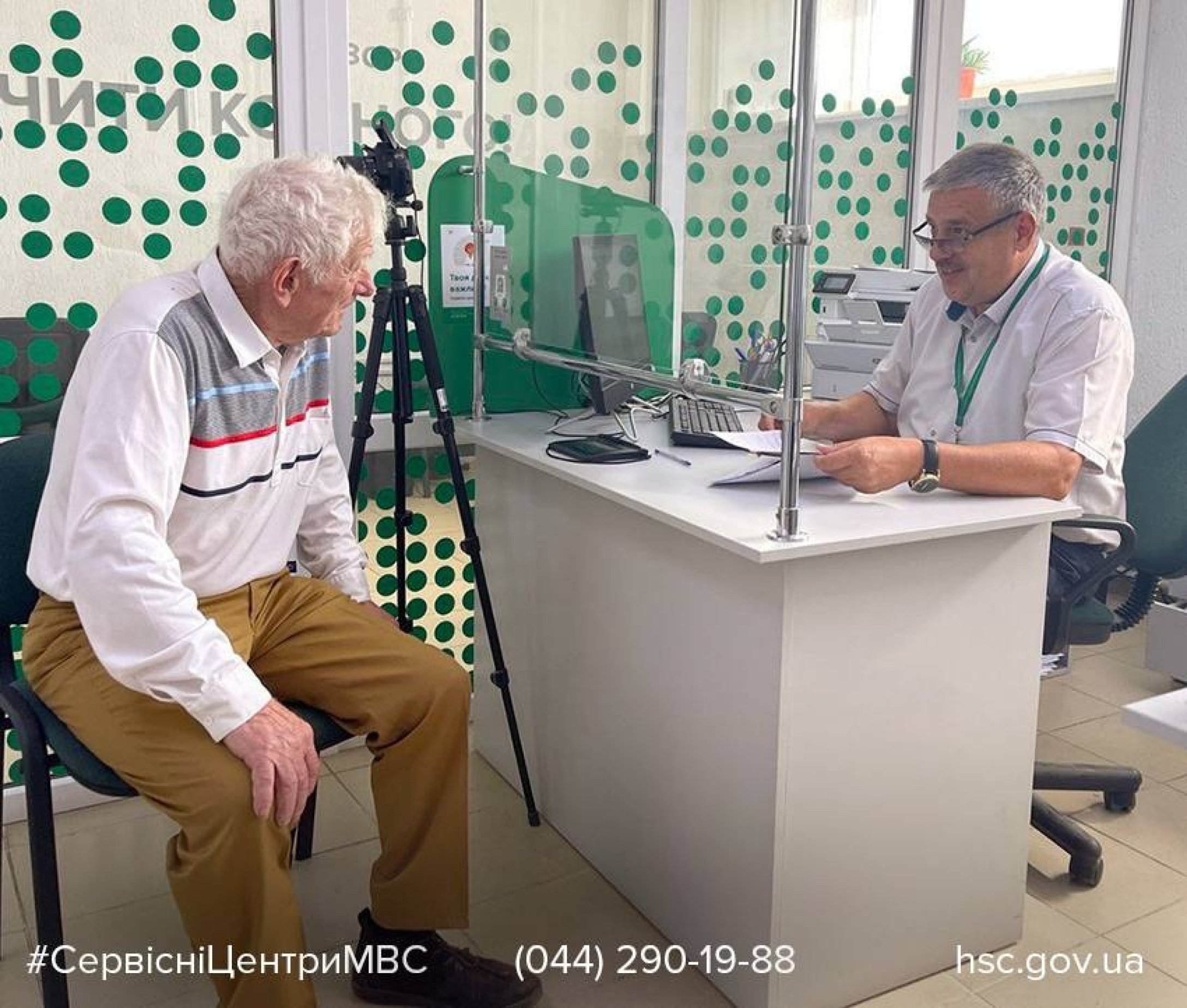 Молодість – це не вік. 91-річний байкер прийшов обміняти права на Житомирщині (ФОТО)