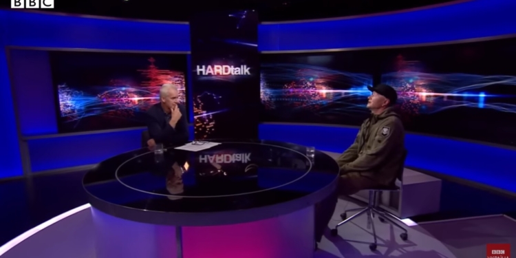 Лідер гурту «Бумбокс» Андрій Хливнюк на HARDtalk: “Дайте нам зброю, інакше ваші співаки стануть пілотами дронів, як я” (ВІДЕО)