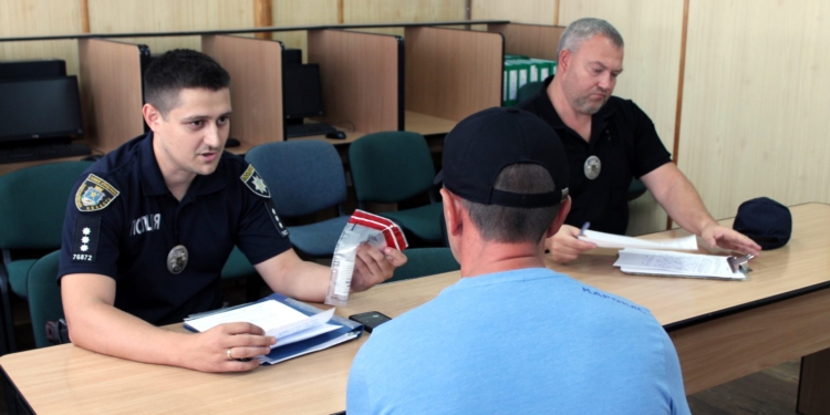 Права купив в Інтернеті: у Миколаєві чоловіку з підробленими документами не вдалось «підвищити» водійську категорію (ФОТО)