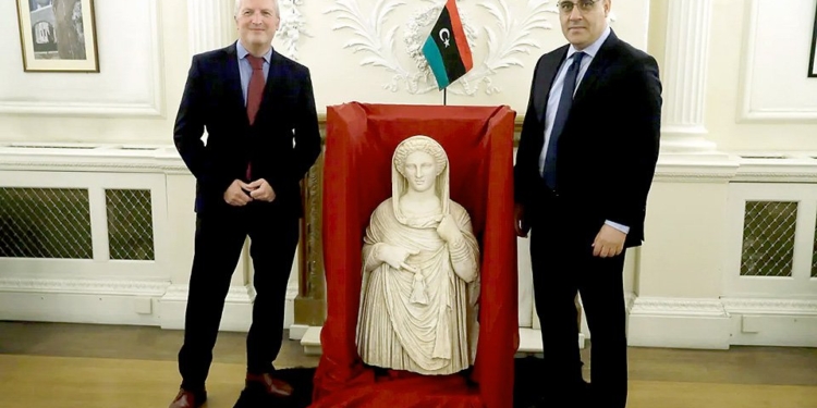 ЗМІ звинуватили куратора Британського музею Пітера Хіггса у крадіжках старожитностей і продажу їх на eBay