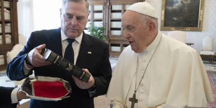 Генерал Міллі зустрівся з Папою Франциском – обговорили війну в Україні