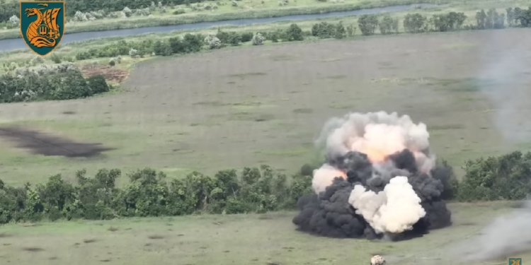 Миколаївські морпіхи показали, як разом з побратимами проривають мінно-вибухові загородження ворога (ВІДЕО)
