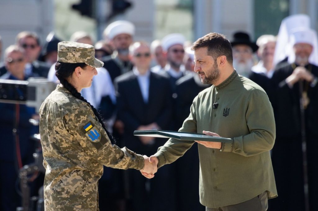 З нагоди Дня Незалежності України Володимир Зеленський вручив державні нагороди, відзнаки та бойові прапори військовим частинам (ФОТО) 9