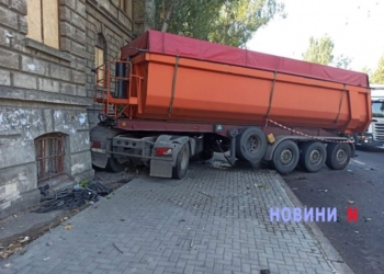 У Миколаєві фура врізалась в стіну будинку – кажуть, через легковик «Хюндай» (ФОТО)