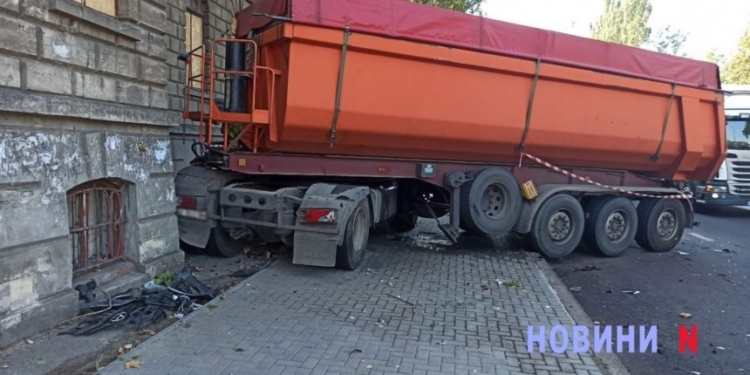 У Миколаєві фура врізалась в стіну будинку – кажуть, через легковик «Хюндай» (ФОТО)