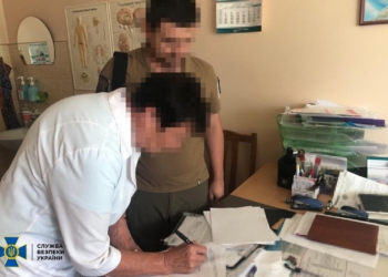 СБУ викрила на Київщині очільницю військової медкомісії, яка «зробила» півсотні ухилянтів за понад 10 млн грн хабарів непридатними для мобілізації (ФОТО)
