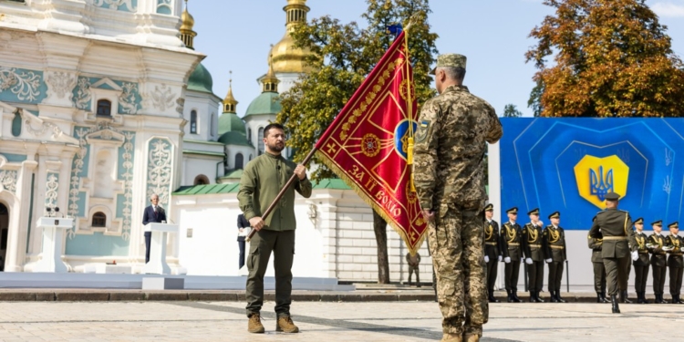 З нагоди Дня Незалежності України Володимир Зеленський вручив державні нагороди, відзнаки та бойові прапори військовим частинам (ФОТО)