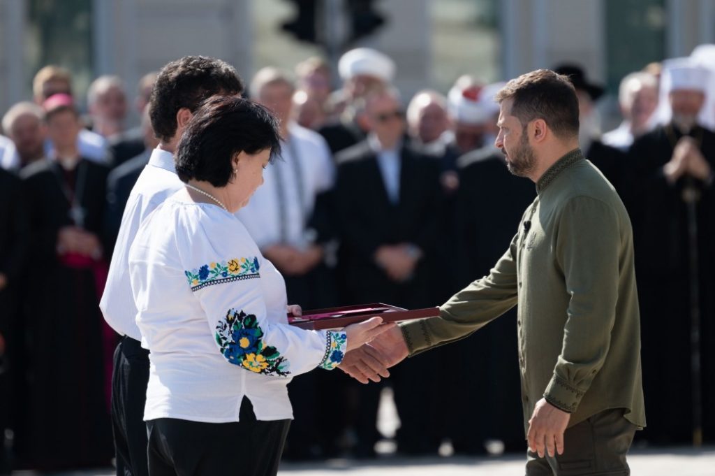 З нагоди Дня Незалежності України Володимир Зеленський вручив державні нагороди, відзнаки та бойові прапори військовим частинам (ФОТО) 13