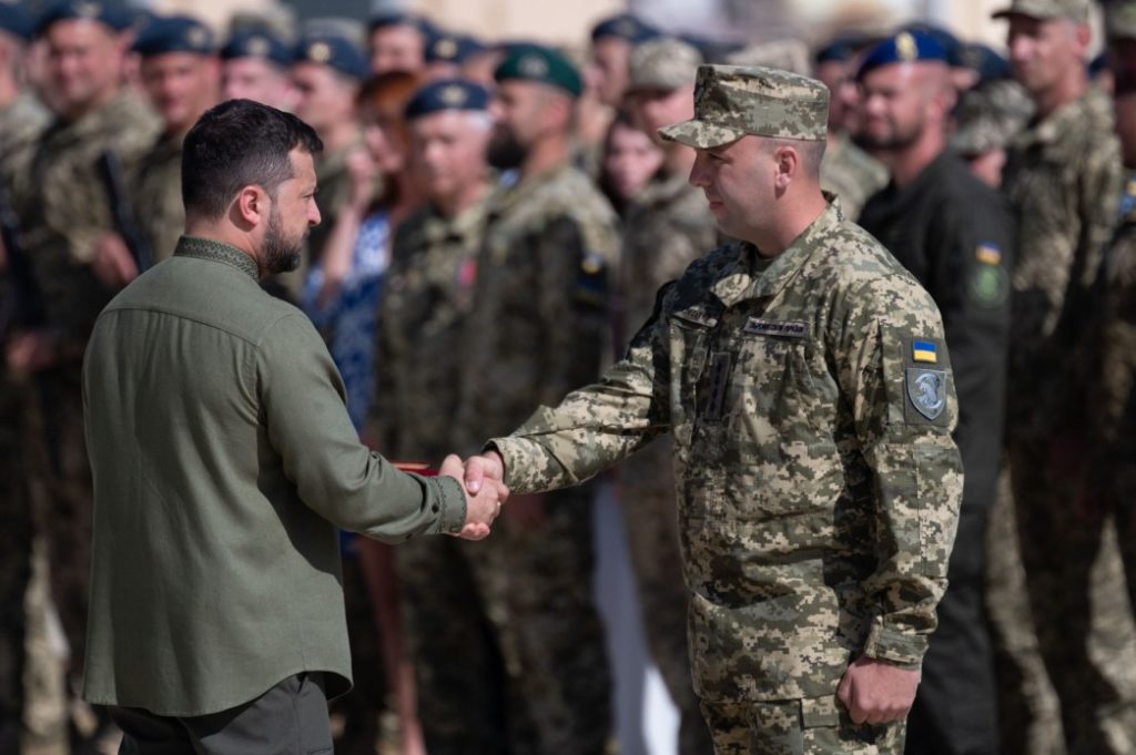 З нагоди Дня Незалежності України Володимир Зеленський вручив державні нагороди, відзнаки та бойові прапори військовим частинам (ФОТО) 17