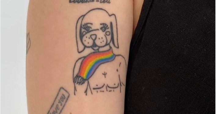 Росіянку оштрафували за сумку з написом “Sex is cool but Putin’s death better” і за тату з собакою-геєм (ФОТО)