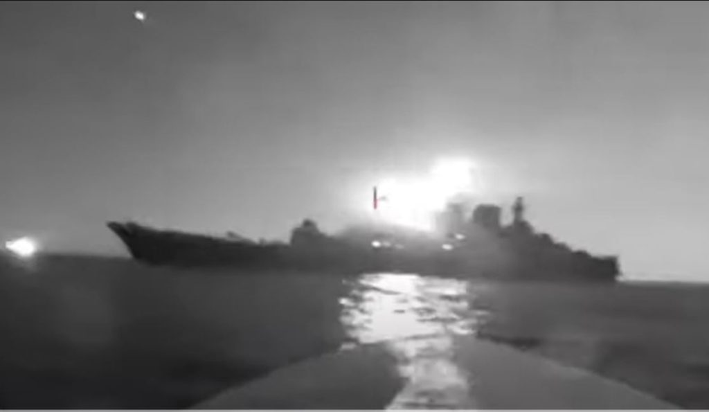 Відео зіткнення морського дрона з ВДК «Оленегорский горняк» в бухті Новоросійська (ВІДЕО) 1