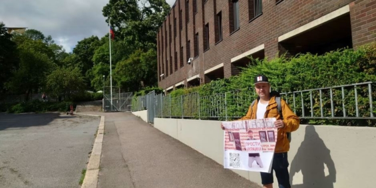 У Фінляндії працівник консульства РФ напав на активіста через “Пробач, Україно” (ФОТО)