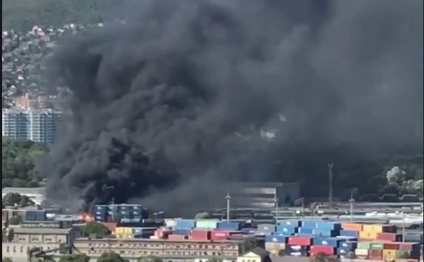 У Новоросійську велика пожежа у вантажному терміналі порту (ВІДЕО)