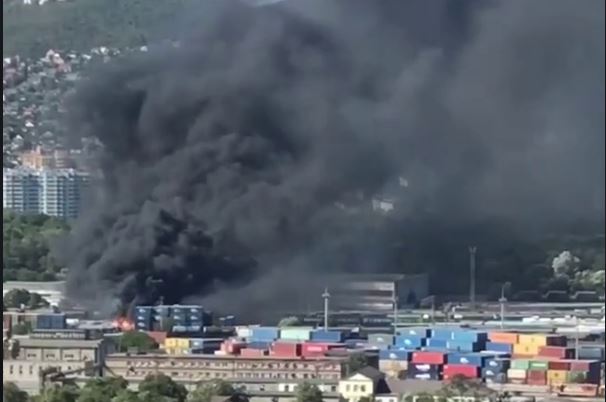 У Новоросійську велика пожежа у вантажному терміналі порту (ВІДЕО)