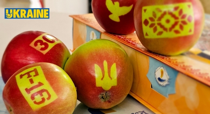 В Україні за донати продають яблука з патріотичними написами