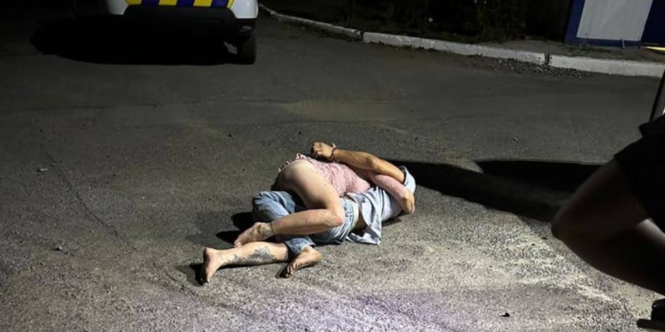 Любощі на асфальті, скандал на кордоні, сбитий шлагбаум – як громадянка Чехії вивозила чоловіка з України (ФОТО, ВІДЕО)