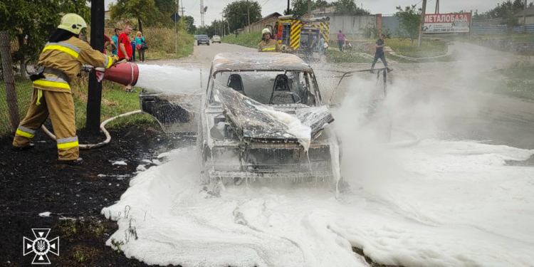 На Миколаївщині рятувальники ліквідували пожежу легкового автомобіля (ФОТО)