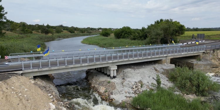 На Півдні відбудували ще один міст через  Інгулець, зруйнований війною (ФОТО)