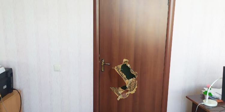 У Миколаєві п’яний працівник комунального підприємства намагався спочатку виламати двері в бухгалтерію, а потім дістав ножа (ФОТО)