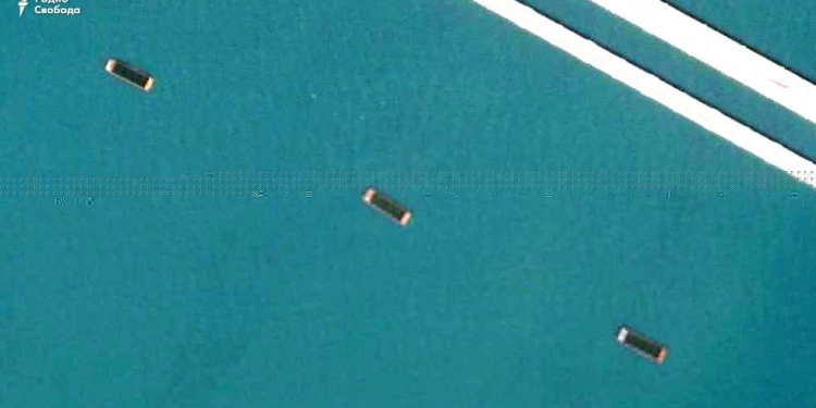 З півдня Кримського мосту Росія встановлює загородження від морських дронів (СУПУТНИКОВІ ФОТО)