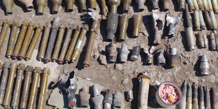 Зібрав там, де йшли бої з окупантами: на Миколаївщині поліція вилучила у чоловіка 250 одиниць різноманітного озброєння та понад 2500 набоїв і вибухівки (ФОТО)