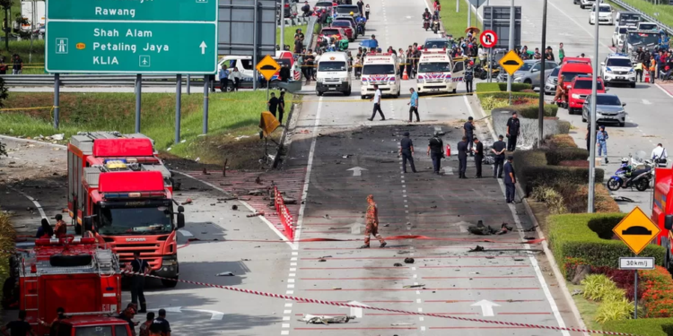 В Малайзії літак впав на автостраду. Багато жертв (ФОТО)