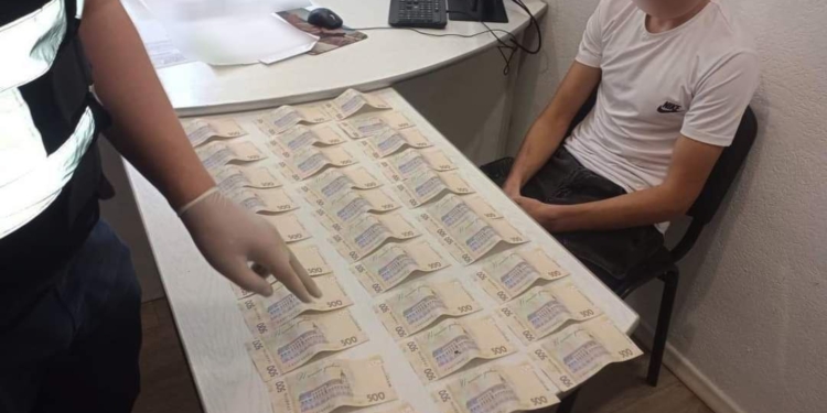 Хотів за 15 тис.грн. уникнути адмінвідповідальності за керування в нетверезому стані: на Миколаївщині 33-річний чоловік намагався підкупити поліцейського (ФОТО)