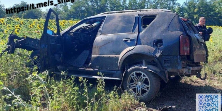 На Миколаївщині автівка підірвалась на міні: одна людина загинула, за життя іншої борються медики (ФОТО)