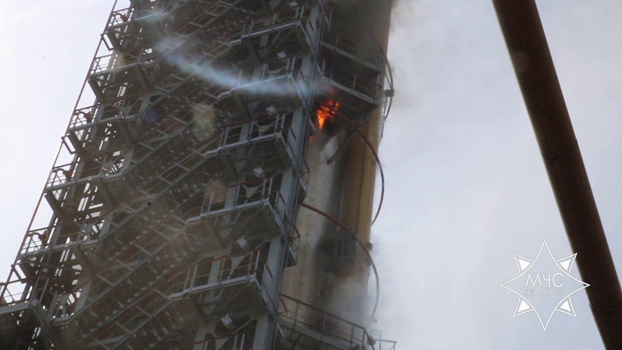 Пожежа на Мозирському НПЗ в Білорусі. СБУ попереджала, що РФ готує там провокацію (ВІДЕО)