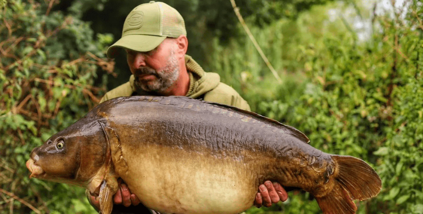 В Британії рибалка впіймав коропа, якого зловив і відпустив 30 років назад (ФОТО)