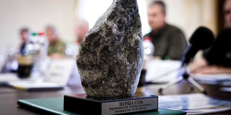 На Закарпатті добули першу сіль з нового родовища