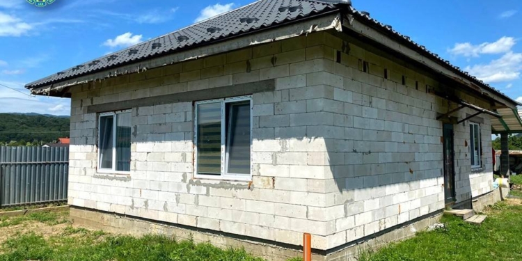 На Закарпатті районний воєнком використовував солдатів для будівництва власного будинку – у нього при обшуку знайшли символіку рф та СРСР (ФОТО)