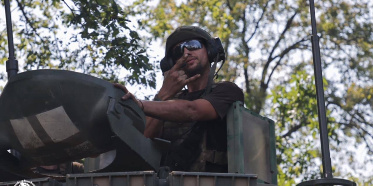 47-ма бригада, яка з боєм увійшла у село Роботине, організувала евакуацію мирних мешканців на БМП «Бредлі» (ФОТО)