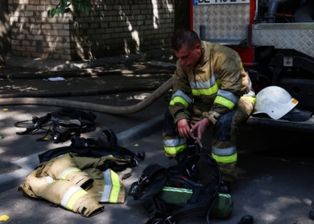 У Миколаєві на пожежі вогнеборці врятували трьох дітей (ФОТО)
