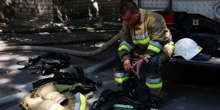 У Миколаєві на пожежі вогнеборці врятували трьох дітей (ФОТО)