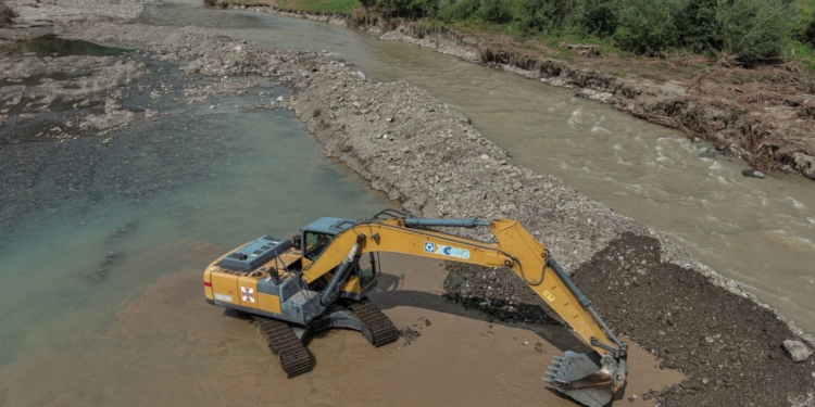 Допомога України Словенії, яка потерпає від повені: наші рятувальники змінили напрямок русла річки Савінья (ФОТО)