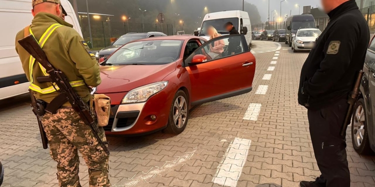 Сховала в машині. Громадянка Польщі намагалася вивезти на батьківщину свого українського бойфренда (ФОТО)