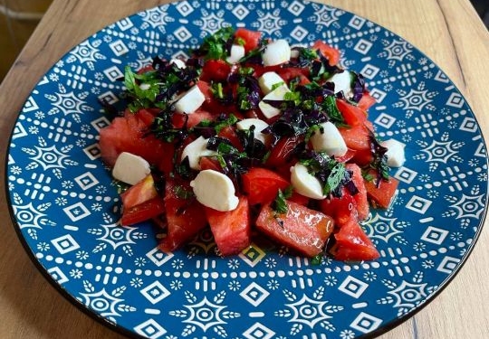 На часі. “Стрункий” салат з кавуном та томатами