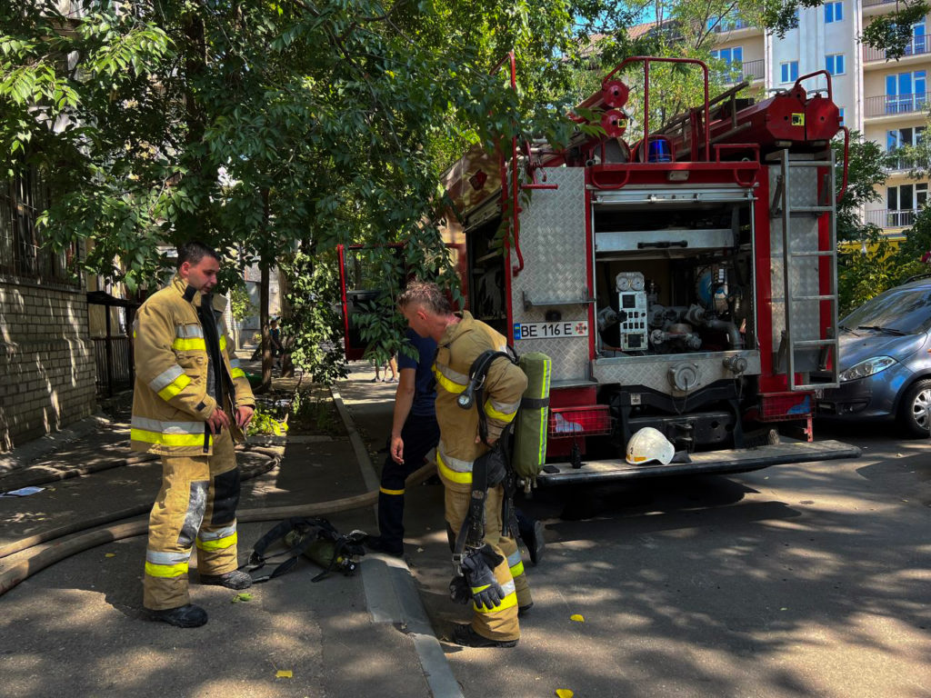 У Миколаєві на пожежі вогнеборці врятували трьох дітей (ФОТО) 10