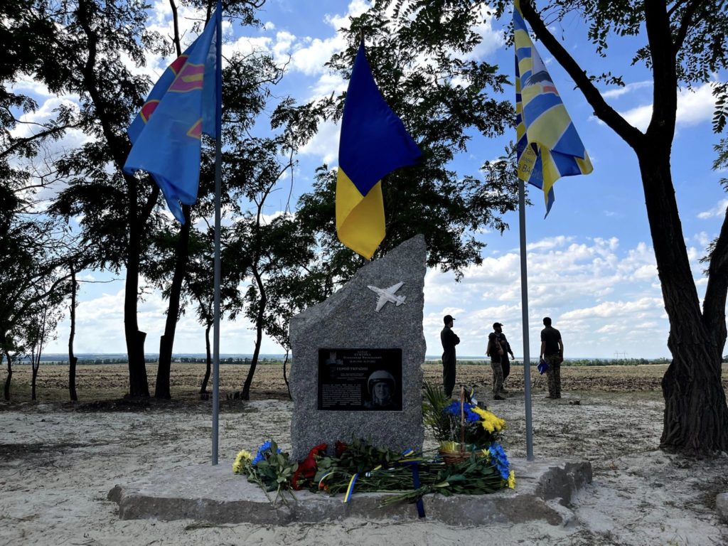 На Дніпропетровщині відкрили пам’ятник загиблому пілоту 299-ої миколаївської авіабригади Олександру Кукурбі (ФОТО) 10