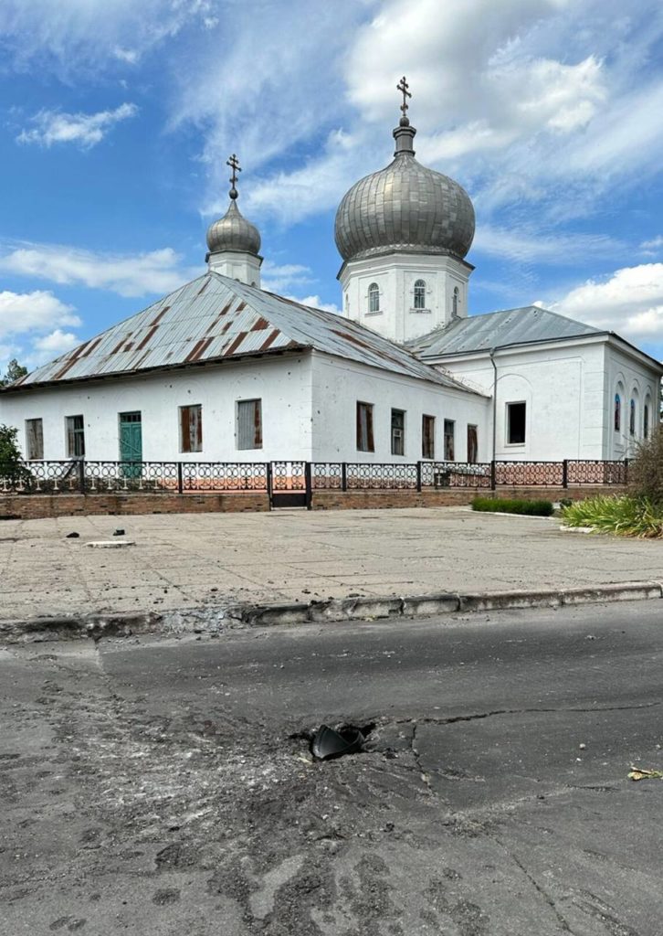 Росіяни обстріляли Білозерську громаду на Херсонщині: цілили по храму і центру видачі гуманітарної допомоги, 6 людей поранено (ФОТО) 10