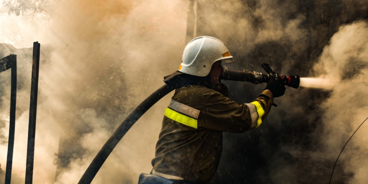 У Миколаєві на причалі горіли металеві вагончики (ФОТО)