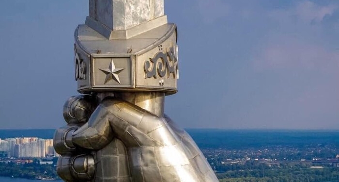 На монументі «Батьківщина-мати» знайшли ще один елемент радянської символіки (ФОТО)