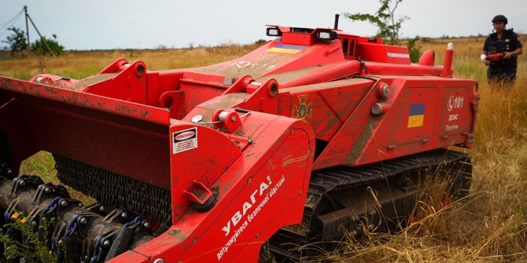 Миколаївські піротехніки показали роботизованого помічника, який допомагає їм розміновувати сільгоспплощі (ФОТО)