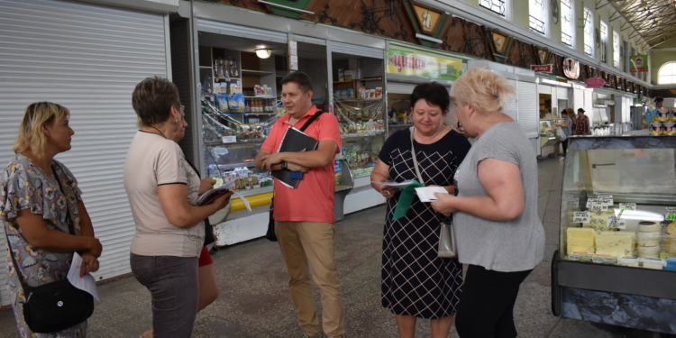 Миколаївські податківці пішли на ринки – переконувати і роз’яснювати (ФОТО)