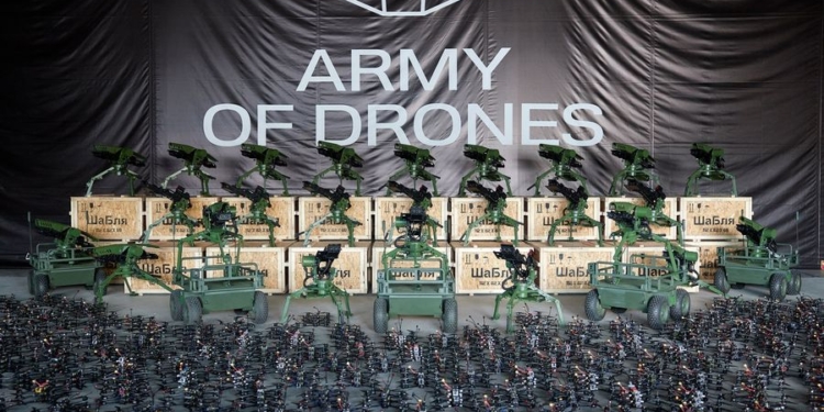 Більше тисячі безпілотників і роботизованих систем українського виробництва відправить на фронт “Армія дронів” (ВІДЕО)